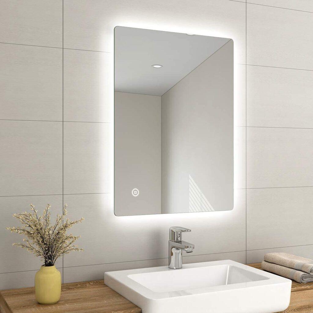 Đèn phía sau mặt gương phòng tắm tinh tế